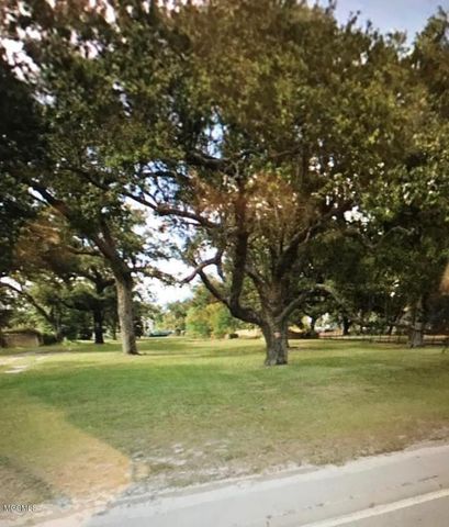522 Beach Blvd, Gulfport, MS 39507