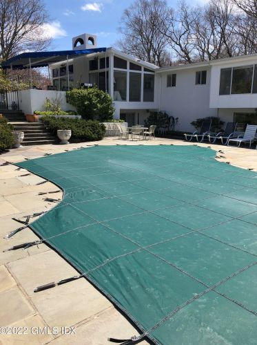 28 Nutmeg Dr, Greenwich CT  06831-3211 exterior