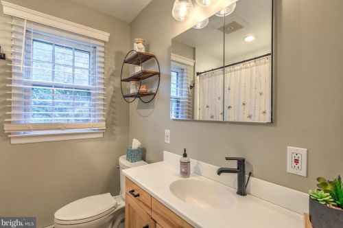 15 Lopatcong Dr, Trenton NJ 08638-1317 exterior