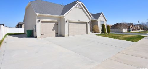 6954 Spring Oak Dr, Taylorsville, UT 84081-5531