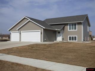 300 Torrey Pines Dr, Mankato, MN 56001-2090