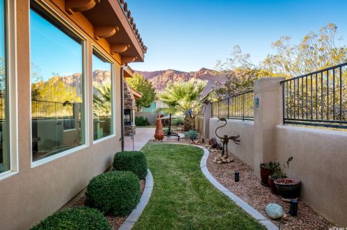 340 Snow Cyn Dr, Kayenta UT 84738-6041 exterior