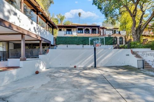 1664 Las Flores Dr, Glendale CA  91207-1200 exterior