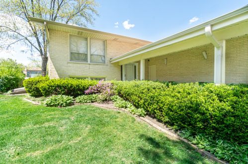 1718 Mura Ln, Mount Prospect, IL 60056-1618