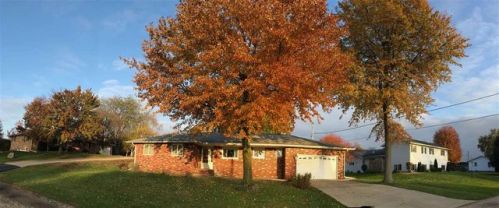 215 8th St, Fulton, IL 61252-1892
