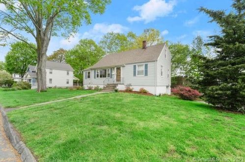 7 Roscoe St, Norwalk, CT 06851-3912