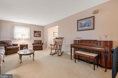 1046 Devonshire Rd, Lancaster PA  17601-1609 exterior