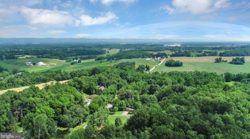 2122 Walnut Bottom Rd, Carlisle PA 17015-9122 exterior