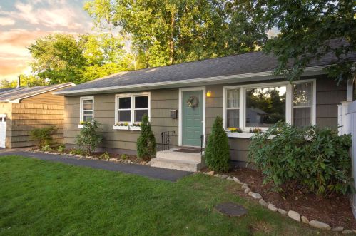 1 Carver St, Nashua, NH 03064-2518