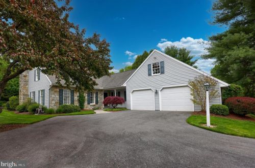 142 Bentley Ln, Lancaster PA  17603-6204 exterior