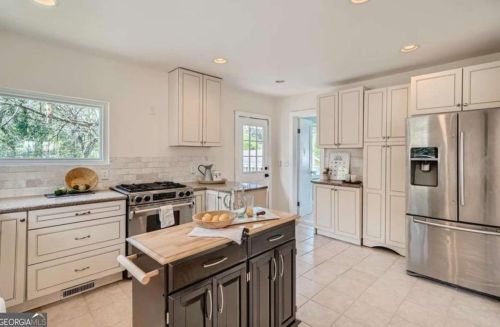 530 Elmwood Rd, Atlanta GA  30318-8105 exterior