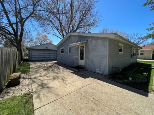 159 Sioux Ave, Carpentersville, IL 60110-1333