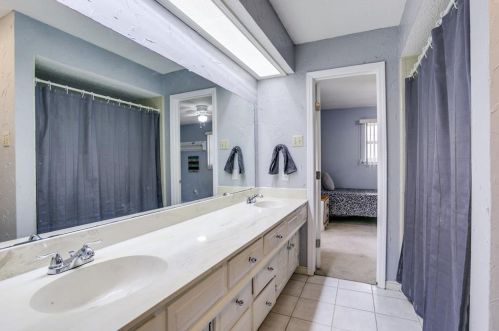 2702 Peach Tree Dr, Carrollton TX 75006-4735 exterior