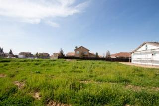 45 Brehler Ave, Tivy Valley, CA 93657-2177