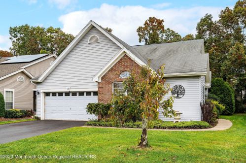 126 Driftwood Dr, Berkeley Township, NJ 08721-1953