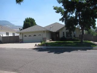 2938 Farmington Ave, Medford, OR 97504-4416