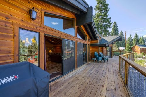 11030 Ski Slope Way, Truckee CA  96161-6603 exterior