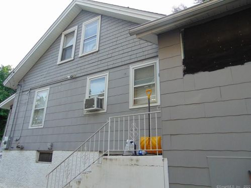 60 Brewster St, Waterbury, CT 06704-3005