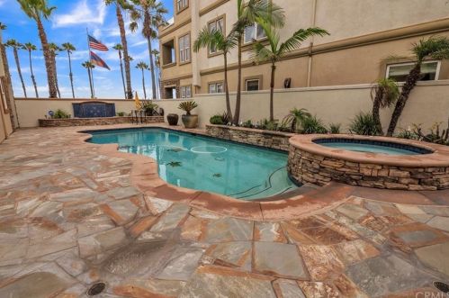 1610 Pacific Coast Hwy, Huntington Beach CA  92648-4434 exterior