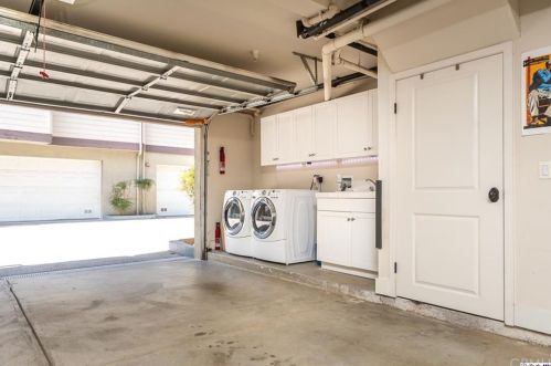 6300 Honolulu Ave, Glendale CA  91214-2300 exterior