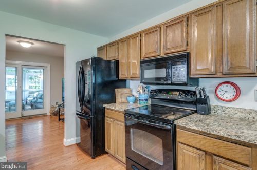 2333 Rosedown Dr, Herndon VA  20191-1631 exterior