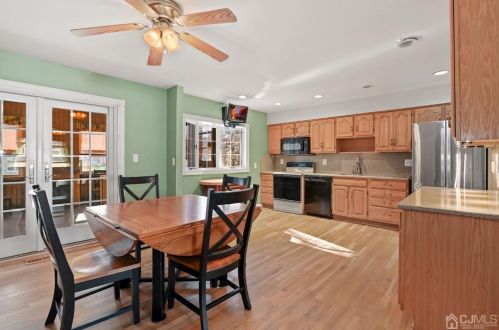 39 Mckinley St, Edison, NJ 08820-1718