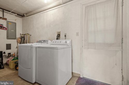 1883 Manchester Ln, Lancaster PA  17601-6210 exterior