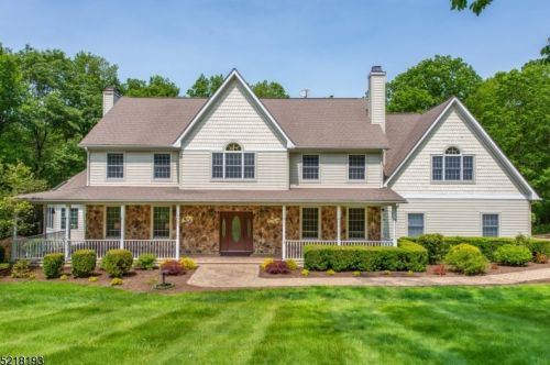 12 Hunters Trl, Chester, NJ 07930-3129