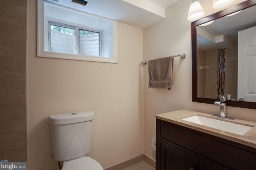 6812 Landor Ln, Springfield VA  22152-3333 exterior