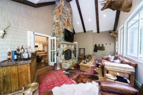 1574 Cave Rd, Atlanta GA  30327-3120 exterior