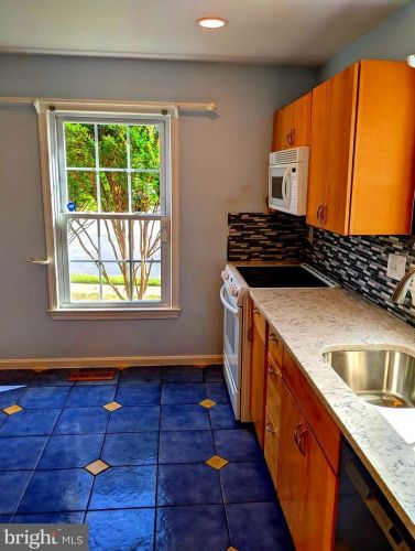 8069 Powderbrook Ln, Springfield VA  22153-2927 exterior