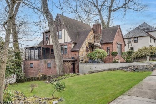 28 Burnett Ter, Town Center, NJ 07052-3810