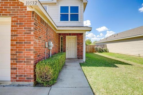 10532 Many Oaks Dr, Fort Worth, TX 76140-5440