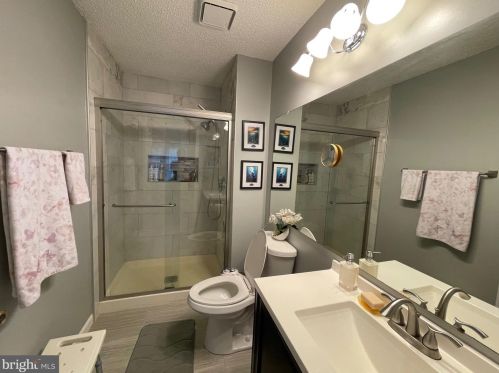 6 Rickard Ct, Trenton NJ 08648-2670 exterior