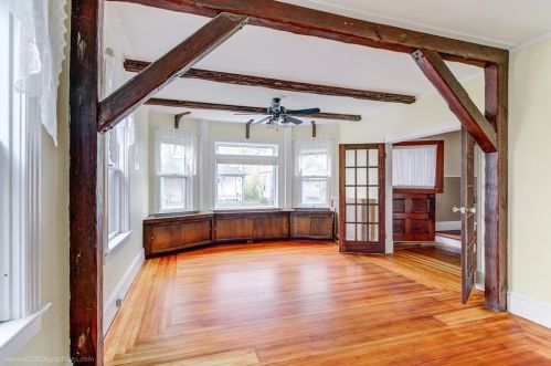 28 Rhode Island Ave, Middletown RI  02840-2607 exterior