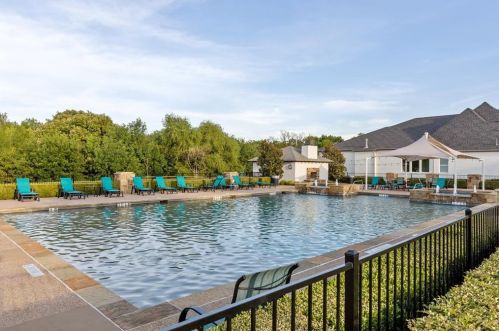 2253 Longwood Dr, Carrollton TX 75010-4912 exterior