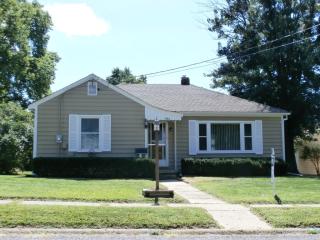 904 Lawndale Ave, Pekin, IL 61554-2132