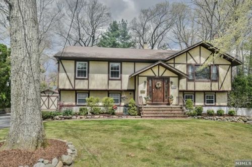 87 Homewood Ave, Allendale, NJ 07401-2217