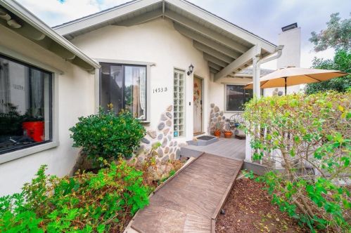 1453 Sunrise Dr, Vista, CA 92084-6416