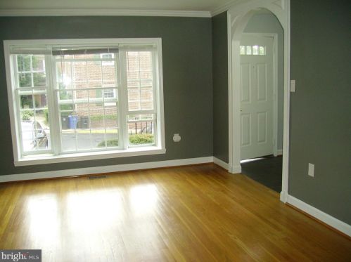 3048 Federal Hill Dr, Falls Church, VA 22044-2905