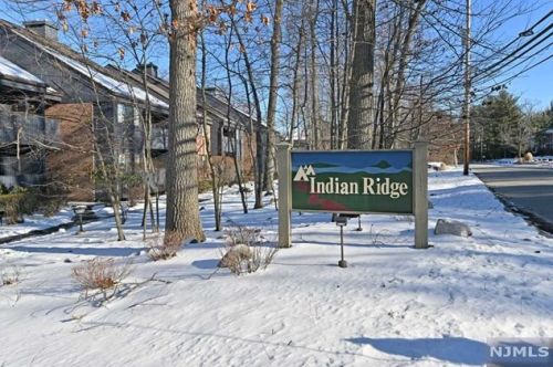 1102 Hilltop Rd, Mahwah, NJ 07430-2231