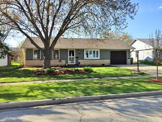 418 Sherwood Dr, Streamwood, IL 60107-2018