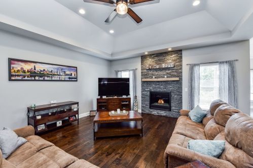 673 Greenfield Rd, Sugar Grove, IL 60554-9385