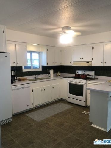 22 Club Circle Dr, Palm Springs, CA 92264-6418