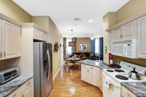 5201 Rio Vista Dr, Mahwah, NJ 07430-4508