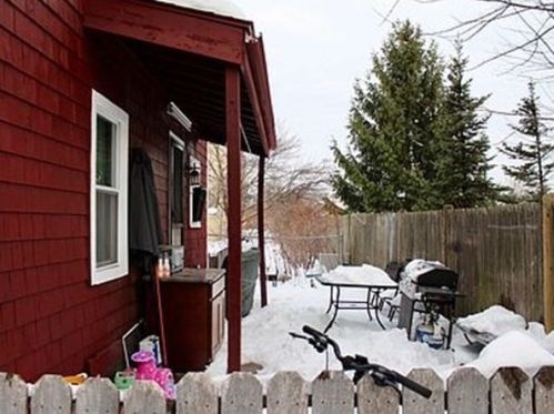 4 Hammond Ct, Nashua, NH 03060-3938