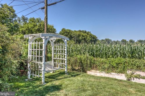 1220 Country Club Dr, Lancaster PA  17601-5208 exterior