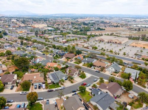 8450 Tamarind Ln, Riverside CA  92509-5180 exterior