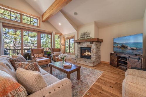 10240 Valmont Trl, Truckee CA  96161-2072 exterior