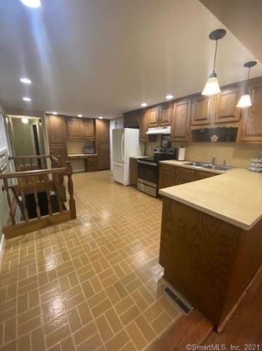 39 Gantley Rd, Windsor Locks, CT 06096-2652